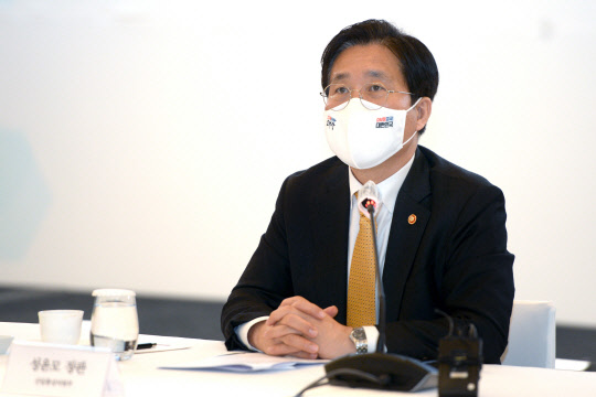 성윤모 산업통상자원부 장관이 2일 서울 그랜드하얏트호텔에서 열린 '화이트바이오 연대협력 협의체 발족식'에 참석해 발언하고 있다. <산업통상자원부 제공>